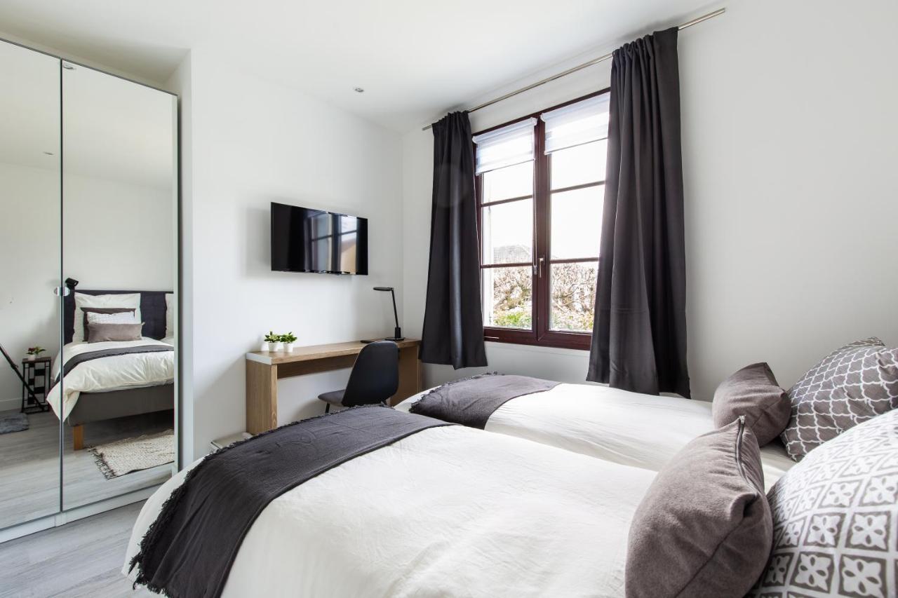 Dne Villa- Disney-paris - Holidays House - Maison De - Piscine - Pool- 6 Chambres- 6 Sdb - 6 Bedrooms - 6 Bathrooms