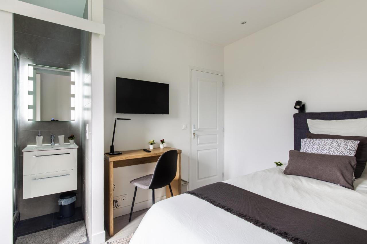 Villa Dne Villa- Disney-paris - Holidays House - Maison De - Piscine - Pool- 6 Chambres- 6 Sdb - 6 Bedrooms - 6 Bathrooms *