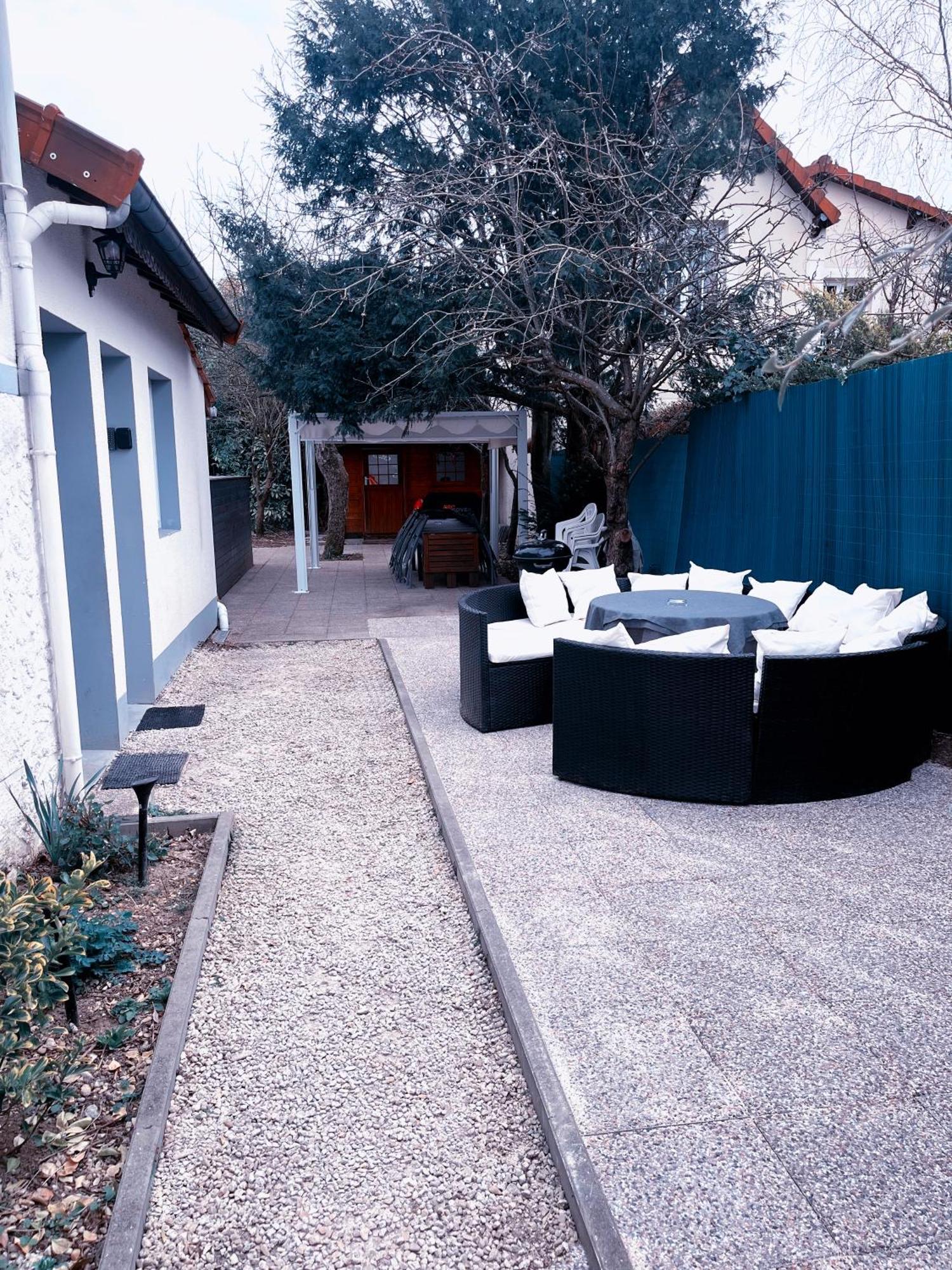 Dne Villa- Disney-paris - Holidays House - Maison De - Piscine - Pool- 6 Chambres- 6 Sdb - 6 Bedrooms - 6 Bathrooms Gournay-Sur-Marne