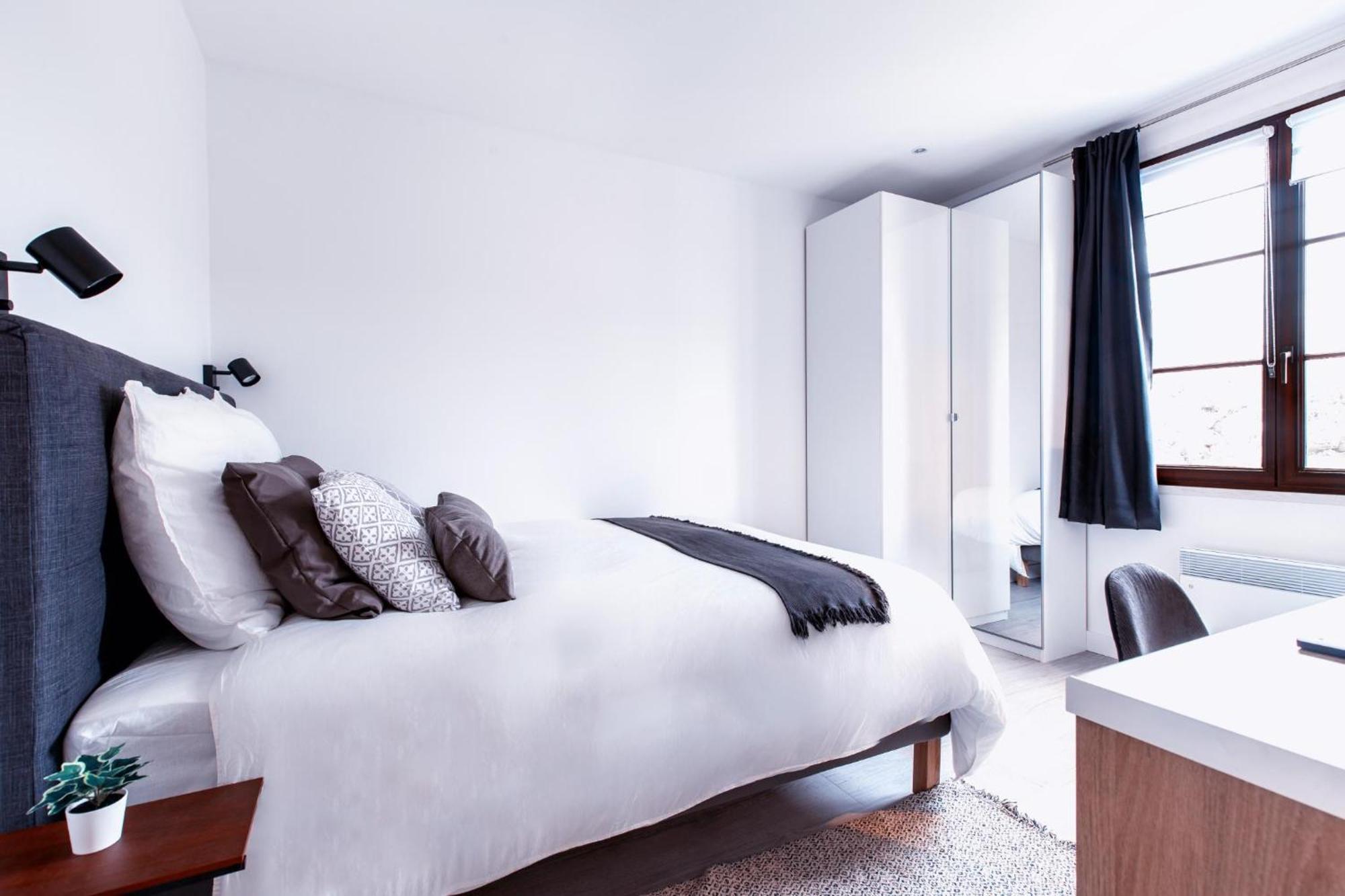 Dne Villa- Disney-paris - Holidays House - Maison De - Piscine - Pool- 6 Chambres- 6 Sdb - 6 Bedrooms - 6 Bathrooms